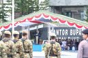 Bupati Tanah Bumbu, Andi Rudi Latif, memimpin Upacara Hari Kebangkitan Nasional 2026 dan Peringatan Proklamasi Gubernur Tentara ALRI Divisi IV Pertahanan Kalimantan ke-77 di Halaman Kantor Bupati Tanah Bumbu, Batulicin, Rabu (20/05/2026).