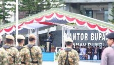 Bupati Tanah Bumbu, Andi Rudi Latif, memimpin Upacara Hari Kebangkitan Nasional 2026 dan Peringatan Proklamasi Gubernur Tentara ALRI Divisi IV Pertahanan Kalimantan ke-77 di Halaman Kantor Bupati Tanah Bumbu, Batulicin, Rabu (20/05/2026).