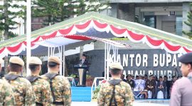 Bupati Tanah Bumbu, Andi Rudi Latif, memimpin Upacara Hari Kebangkitan Nasional 2026 dan Peringatan Proklamasi Gubernur Tentara ALRI Divisi IV Pertahanan Kalimantan ke-77 di Halaman Kantor Bupati Tanah Bumbu, Batulicin, Rabu (20/05/2026).