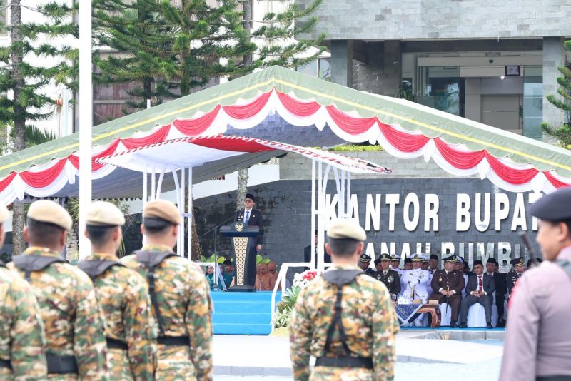 Bupati Tanah Bumbu, Andi Rudi Latif, memimpin Upacara Hari Kebangkitan Nasional 2026 dan Peringatan Proklamasi Gubernur Tentara ALRI Divisi IV Pertahanan Kalimantan ke-77 di Halaman Kantor Bupati Tanah Bumbu, Batulicin, Rabu (20/05/2026).