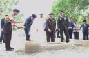 Bupati Tanah Bumbu, Andi Rudi Latif, mengikuti prosesi tabur bunga pada Upacara Ziarah Makam Pahlawan di Desa Matone, Kecamatan Kusan Hilir, Rabu (20/05/2026)