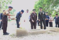 Bupati Tanah Bumbu, Andi Rudi Latif, mengikuti prosesi tabur bunga pada Upacara Ziarah Makam Pahlawan di Desa Matone, Kecamatan Kusan Hilir, Rabu (20/05/2026)