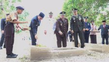 Bupati Tanah Bumbu, Andi Rudi Latif, mengikuti prosesi tabur bunga pada Upacara Ziarah Makam Pahlawan di Desa Matone, Kecamatan Kusan Hilir, Rabu (20/05/2026)