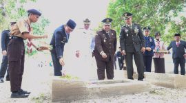 Bupati Tanah Bumbu, Andi Rudi Latif, mengikuti prosesi tabur bunga pada Upacara Ziarah Makam Pahlawan di Desa Matone, Kecamatan Kusan Hilir, Rabu (20/05/2026)