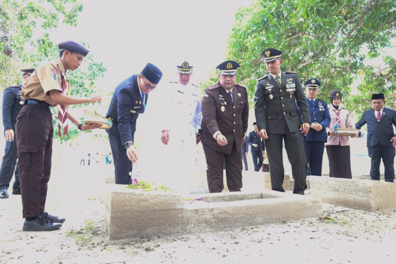 Bupati Tanah Bumbu, Andi Rudi Latif, mengikuti prosesi tabur bunga pada Upacara Ziarah Makam Pahlawan di Desa Matone, Kecamatan Kusan Hilir, Rabu (20/05/2026)