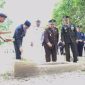 Bupati Tanah Bumbu, Andi Rudi Latif, mengikuti prosesi tabur bunga pada Upacara Ziarah Makam Pahlawan di Desa Matone, Kecamatan Kusan Hilir, Rabu (20/05/2026)