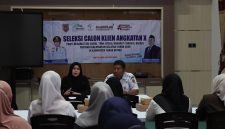 Peserta mengikuti proses seleksi calon peserta Pelatihan Keterampilan Kerja Angkatan X yang digelar Dinas Sosial Tanah Bumbu bekerja sama dengan PRSTS Barakat Cangkal Bacari Provinsi Kalimantan Selatan di Kantor Dinsos Tanah Bumbu, Gunung Tinggi, Batulicin, Rabu (20/05/2026).