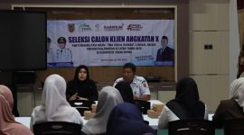 Peserta mengikuti proses seleksi calon peserta Pelatihan Keterampilan Kerja Angkatan X yang digelar Dinas Sosial Tanah Bumbu bekerja sama dengan PRSTS Barakat Cangkal Bacari Provinsi Kalimantan Selatan di Kantor Dinsos Tanah Bumbu, Gunung Tinggi, Batulicin, Rabu (20/05/2026).