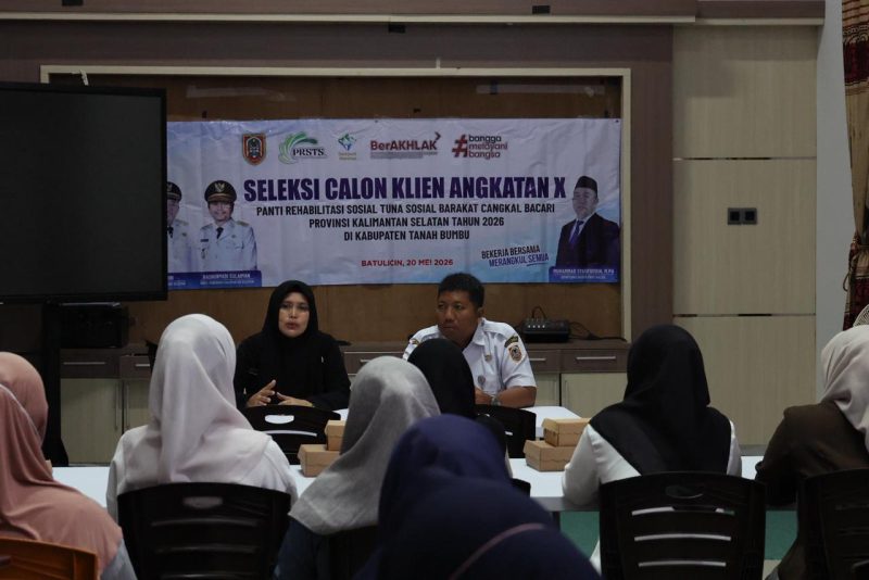 Peserta mengikuti proses seleksi calon peserta Pelatihan Keterampilan Kerja Angkatan X yang digelar Dinas Sosial Tanah Bumbu bekerja sama dengan PRSTS Barakat Cangkal Bacari Provinsi Kalimantan Selatan di Kantor Dinsos Tanah Bumbu, Gunung Tinggi, Batulicin, Rabu (20/05/2026).