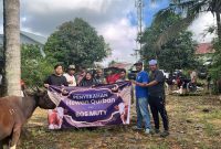 Hj. Ernawati bersama warga dan panitia saat pelaksanaan penyerahan hewan kurban Idul Adha 1447 Hijriah di Kecamatan Satui, Kabupaten Tanah Bumbu, Kamis (28/05/2026).