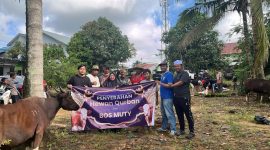 Hj. Ernawati bersama warga dan panitia saat pelaksanaan penyerahan hewan kurban Idul Adha 1447 Hijriah di Kecamatan Satui, Kabupaten Tanah Bumbu, Kamis (28/05/2026).