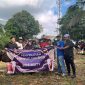 Hj. Ernawati bersama warga dan panitia saat pelaksanaan penyerahan hewan kurban Idul Adha 1447 Hijriah di Kecamatan Satui, Kabupaten Tanah Bumbu, Kamis (28/05/2026).