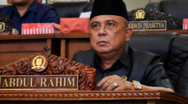 Ketua Badan Kehormatan DPRD Tanah Bumbu, Abdul Rahim, saat mengikuti rapat di ruang sidang DPRD Tanah Bumbu.