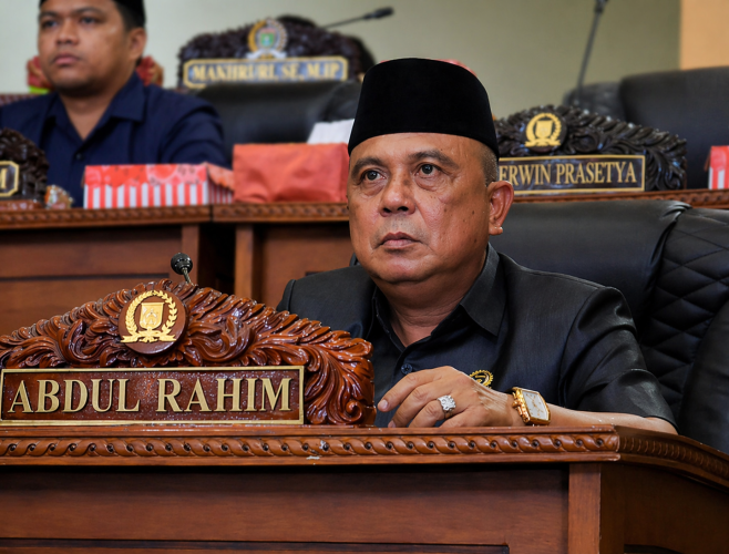 Ketua Badan Kehormatan DPRD Tanah Bumbu, Abdul Rahim, saat mengikuti rapat di ruang sidang DPRD Tanah Bumbu.