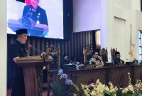 M. Putu Wisnu Wardhana, menyampaikan jawaban Bupati Andi Rudi Latif atas pandangan umum fraksi-fraksi terkait Raperda Perizinan Berusaha Berbasis Risiko dalam rapat paripurna DPRD Tanah Bumbu, Kamis (04/06/2026).
