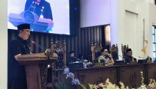 M. Putu Wisnu Wardhana, menyampaikan jawaban Bupati Andi Rudi Latif atas pandangan umum fraksi-fraksi terkait Raperda Perizinan Berusaha Berbasis Risiko dalam rapat paripurna DPRD Tanah Bumbu, Kamis (04/06/2026).