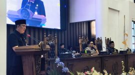 M. Putu Wisnu Wardhana, menyampaikan jawaban Bupati Andi Rudi Latif atas pandangan umum fraksi-fraksi terkait Raperda Perizinan Berusaha Berbasis Risiko dalam rapat paripurna DPRD Tanah Bumbu, Kamis (04/06/2026).