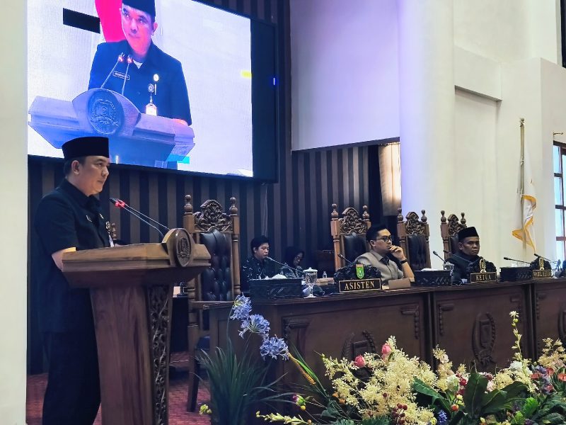 M. Putu Wisnu Wardhana, menyampaikan jawaban Bupati Andi Rudi Latif atas pandangan umum fraksi-fraksi terkait Raperda Perizinan Berusaha Berbasis Risiko dalam rapat paripurna DPRD Tanah Bumbu, Kamis (04/06/2026).