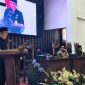 M. Putu Wisnu Wardhana, menyampaikan jawaban Bupati Andi Rudi Latif atas pandangan umum fraksi-fraksi terkait Raperda Perizinan Berusaha Berbasis Risiko dalam rapat paripurna DPRD Tanah Bumbu, Kamis (04/06/2026).