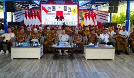 Wakil Bupati Tanah Laut HM Zazuli bersama jajaran pemerintah daerah dan pemangku kepentingan mengikuti peresmian penyelesaian Program Inpres Jalan Daerah Tahun Anggaran 2025 yang dipimpin Presiden Republik Indonesia secara virtual di Kediaman Gubernur Kalimantan Selatan, Banjarmasin Selatan, Selasa (23/06/2026).
