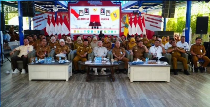 Wakil Bupati Tanah Laut HM Zazuli bersama jajaran pemerintah daerah dan pemangku kepentingan mengikuti peresmian penyelesaian Program Inpres Jalan Daerah Tahun Anggaran 2025 yang dipimpin Presiden Republik Indonesia secara virtual di Kediaman Gubernur Kalimantan Selatan, Banjarmasin Selatan, Selasa (23/06/2026).