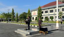 Kapolres Tanah Bumbu AKBP Arief Prasetya memimpin upacara peringatan Hari Lahir Pancasila 2026 di Lapangan Apel Polres Tanah Bumbu, Senin (01/0/2026).