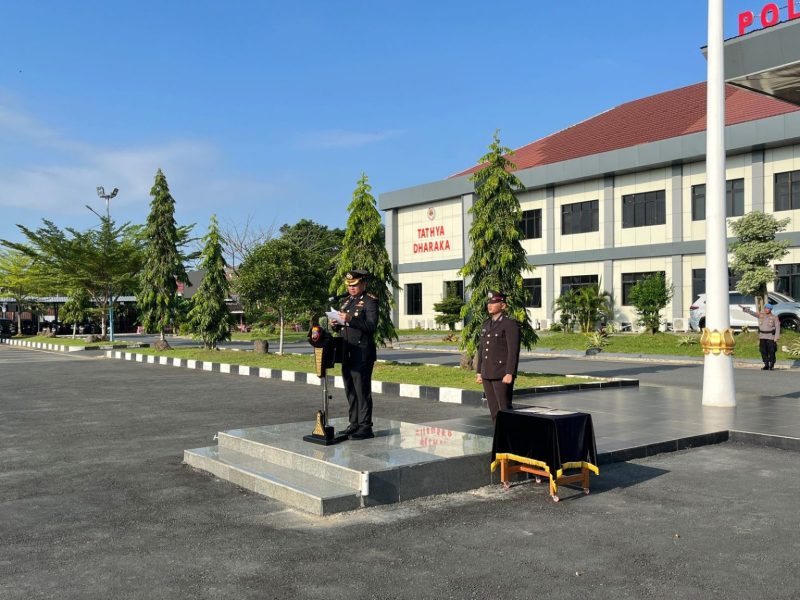 Kapolres Tanah Bumbu AKBP Arief Prasetya memimpin upacara peringatan Hari Lahir Pancasila 2026 di Lapangan Apel Polres Tanah Bumbu, Senin (01/0/2026).