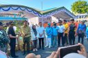 Sekretaris Daerah Kabupaten Tanah Bumbu, Yulian Herawati, didampingi Kepala Dinas Lingkungan Hidup Muhammad Risdianadi dan sejumlah pejabat daerah, menyerahkan bibit pohon buah secara simbolis pada peringatan Hari Lingkungan Hidup Sedunia 2026 di halaman Mal Pelayanan Publik (MPP) Tanah Bumbu, Sabtu (06/06/2026).