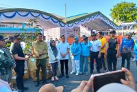 Sekretaris Daerah Kabupaten Tanah Bumbu, Yulian Herawati, didampingi Kepala Dinas Lingkungan Hidup Muhammad Risdianadi dan sejumlah pejabat daerah, menyerahkan bibit pohon buah secara simbolis pada peringatan Hari Lingkungan Hidup Sedunia 2026 di halaman Mal Pelayanan Publik (MPP) Tanah Bumbu, Sabtu (06/06/2026).