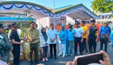 Sekretaris Daerah Kabupaten Tanah Bumbu, Yulian Herawati, didampingi Kepala Dinas Lingkungan Hidup Muhammad Risdianadi dan sejumlah pejabat daerah, menyerahkan bibit pohon buah secara simbolis pada peringatan Hari Lingkungan Hidup Sedunia 2026 di halaman Mal Pelayanan Publik (MPP) Tanah Bumbu, Sabtu (06/06/2026).