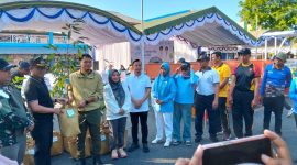 Sekretaris Daerah Kabupaten Tanah Bumbu, Yulian Herawati, didampingi Kepala Dinas Lingkungan Hidup Muhammad Risdianadi dan sejumlah pejabat daerah, menyerahkan bibit pohon buah secara simbolis pada peringatan Hari Lingkungan Hidup Sedunia 2026 di halaman Mal Pelayanan Publik (MPP) Tanah Bumbu, Sabtu (06/06/2026).