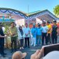 Sekretaris Daerah Kabupaten Tanah Bumbu, Yulian Herawati, didampingi Kepala Dinas Lingkungan Hidup Muhammad Risdianadi dan sejumlah pejabat daerah, menyerahkan bibit pohon buah secara simbolis pada peringatan Hari Lingkungan Hidup Sedunia 2026 di halaman Mal Pelayanan Publik (MPP) Tanah Bumbu, Sabtu (06/06/2026).