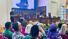 Bupati Tanah Bumbu melalui Asisten II Eryanto Rais memaparkan capaian pengelolaan keuangan daerah, termasuk raihan WTP ke-13 berturut-turut dan SILPA Tahun Anggaran 2025 di ruang sidang utama, Kamis (11/06/2026).