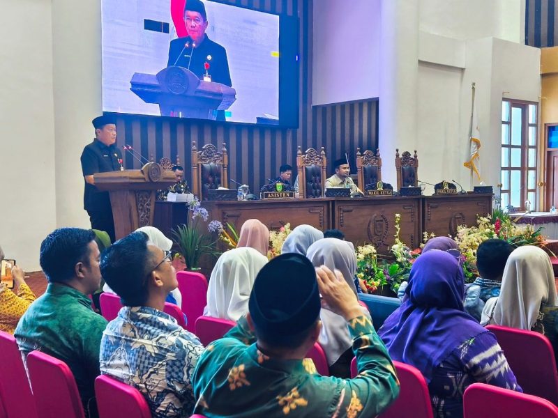 Bupati Tanah Bumbu melalui Asisten II Eryanto Rais memaparkan capaian pengelolaan keuangan daerah, termasuk raihan WTP ke-13 berturut-turut dan SILPA Tahun Anggaran 2025 di ruang sidang utama, Kamis (11/06/2026).