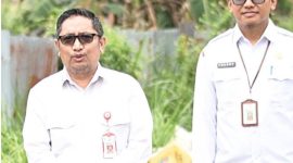 Kepala DPRKPLH Tanah Laut Gt. Erzandi bersama jajaran turun langsung menindaklanjuti laporan masyarakat terkait penumpukan sampah liar di kawasan belakang Kuburan Muslimin, Pelaihari.