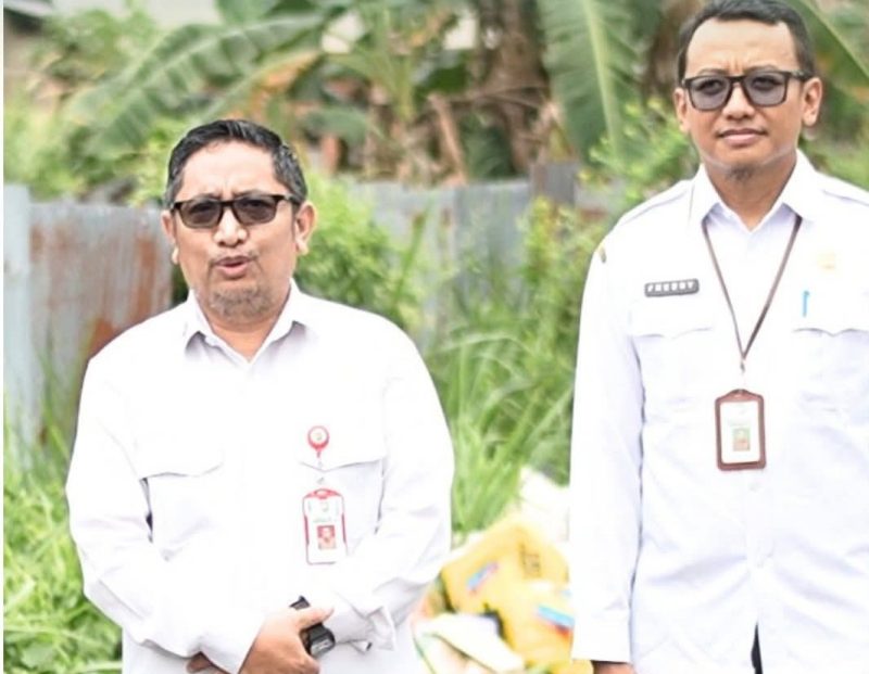 Kepala DPRKPLH Tanah Laut Gt. Erzandi bersama jajaran turun langsung menindaklanjuti laporan masyarakat terkait penumpukan sampah liar di kawasan belakang Kuburan Muslimin, Pelaihari.