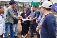 Anggota DPRD Tanah Bumbu bersama jajaran Pemkab Tanah Bumbu meninjau langsung progres pembangunan jembatan penghubung Satui Barat–Desa Jombang di kawasan Batulaki, Kecamatan Satui, Jumat (12/06/2026).