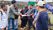 Anggota DPRD Tanah Bumbu bersama jajaran Pemkab Tanah Bumbu meninjau langsung progres pembangunan jembatan penghubung Satui Barat–Desa Jombang di kawasan Batulaki, Kecamatan Satui, Jumat (12/06/2026).