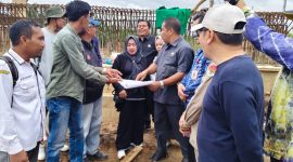 Anggota DPRD Tanah Bumbu bersama jajaran Pemkab Tanah Bumbu meninjau langsung progres pembangunan jembatan penghubung Satui Barat–Desa Jombang di kawasan Batulaki, Kecamatan Satui, Jumat (12/06/2026).
