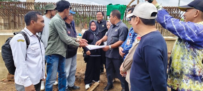 Anggota DPRD Tanah Bumbu bersama jajaran Pemkab Tanah Bumbu meninjau langsung progres pembangunan jembatan penghubung Satui Barat–Desa Jombang di kawasan Batulaki, Kecamatan Satui, Jumat (12/06/2026).