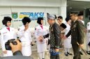 Bupati Tanah Bumbu Andi Rudi Latif (tengah) bersama Dandim 1022/Tanah Bumbu menyalami pengibar bendera usai upacara Hari Lahir Pancasila di halaman Kantor Bupati, Minggu (01/06/2026).