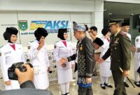 Bupati Tanah Bumbu Andi Rudi Latif (tengah) bersama Dandim 1022/Tanah Bumbu menyalami pengibar bendera usai upacara Hari Lahir Pancasila di halaman Kantor Bupati, Minggu (01/06/2026).