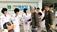 Bupati Tanah Bumbu Andi Rudi Latif (tengah) bersama Dandim 1022/Tanah Bumbu menyalami pengibar bendera usai upacara Hari Lahir Pancasila di halaman Kantor Bupati, Minggu (01/06/2026).