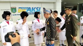 Bupati Tanah Bumbu Andi Rudi Latif (tengah) bersama Dandim 1022/Tanah Bumbu menyalami pengibar bendera usai upacara Hari Lahir Pancasila di halaman Kantor Bupati, Minggu (01/06/2026).