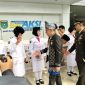 Bupati Tanah Bumbu Andi Rudi Latif (tengah) bersama Dandim 1022/Tanah Bumbu menyalami pengibar bendera usai upacara Hari Lahir Pancasila di halaman Kantor Bupati, Minggu (01/06/2026).