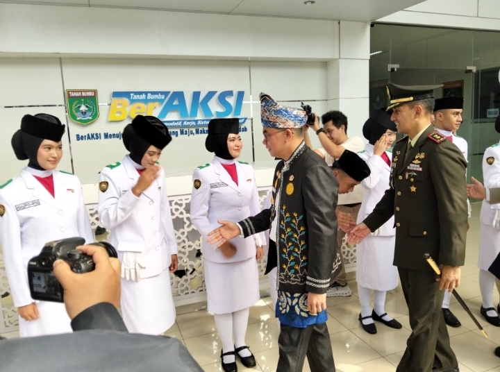 Bupati Tanah Bumbu Andi Rudi Latif (tengah) bersama Dandim 1022/Tanah Bumbu menyalami pengibar bendera usai upacara Hari Lahir Pancasila di halaman Kantor Bupati, Minggu (01/06/2026).
