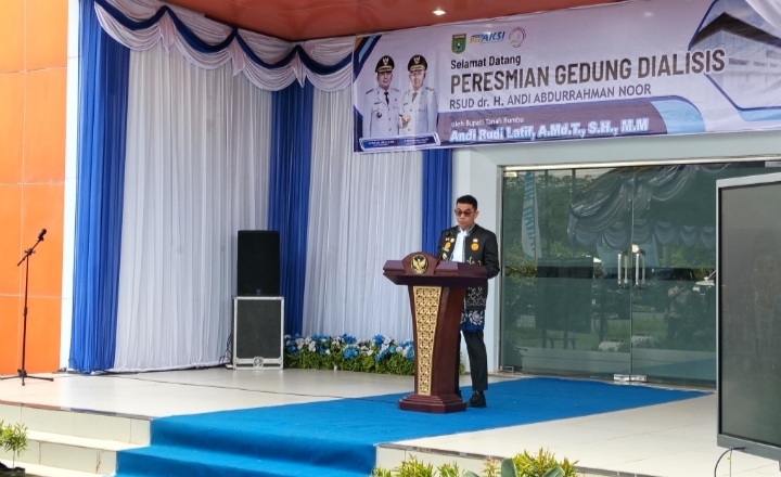 Bupati Tanah Bumbu Andi Rudi Latif menyampaikan pidato saat peresmian Gedung Dialisis RSUD dr. Andi Abdurrahman Noor, Senin (01/06/2026).