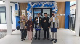 Bupati Tanah Bumbu Andi Rudi Latif (tengah) berfoto bersama Wakil Ketua DPRD H. Syabani Rasul (paling kanan), serta anggota DPRD Makhruri dan Hj. Ernawati usai peresmian Gedung Dialisis RSUD dr. Andi Abdurrahman Noor, Senin (01/06/2026).