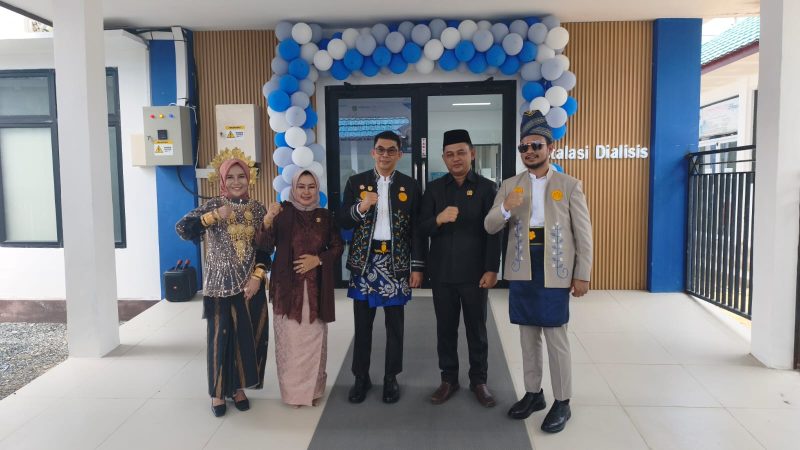 Bupati Tanah Bumbu Andi Rudi Latif (tengah) berfoto bersama Wakil Ketua DPRD H. Syabani Rasul (paling kanan), serta anggota DPRD Makhruri dan Hj. Ernawati usai peresmian Gedung Dialisis RSUD dr. Andi Abdurrahman Noor, Senin (01/06/2026).