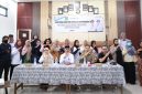 Peserta pelatihan digital marketing bagi pelaku usaha mikro berfoto bersama usai kegiatan yang digelar Dinas Koperasi, Usaha Mikro, Perdagangan dan Perindustrian (Diskumdagri) Kabupaten Tanah Bumbu di Aula Kantor Kelurahan Gunung Tinggi, Kecamatan Batulicin, Rabu (03/06/2026).